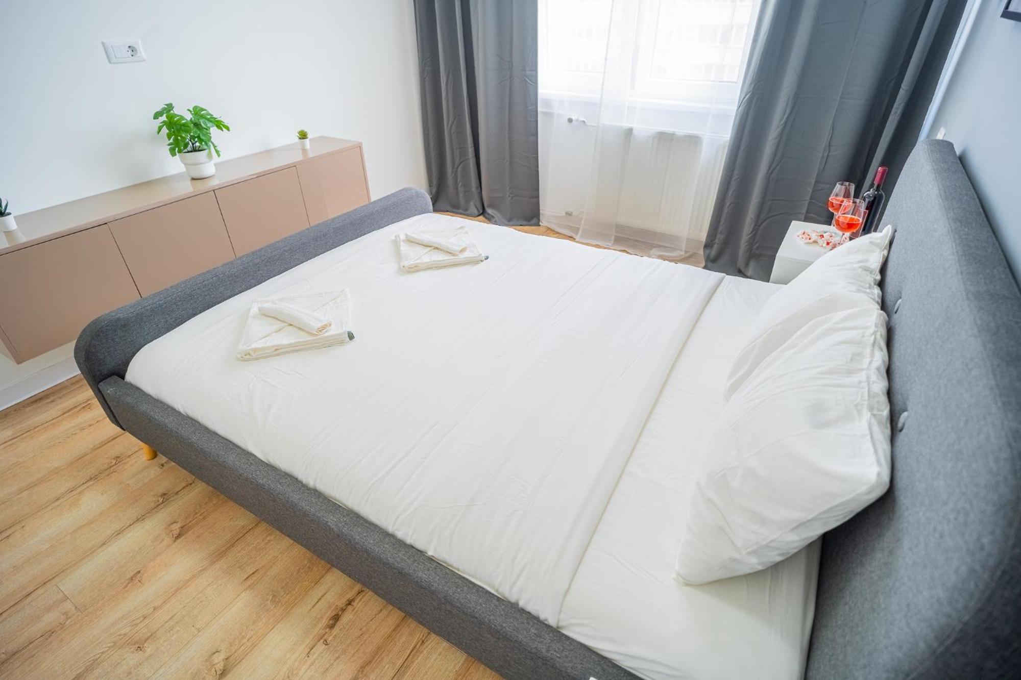 Spacious Newly Renovated 2Br Apartments With Balcony Бухарест Экстерьер фото