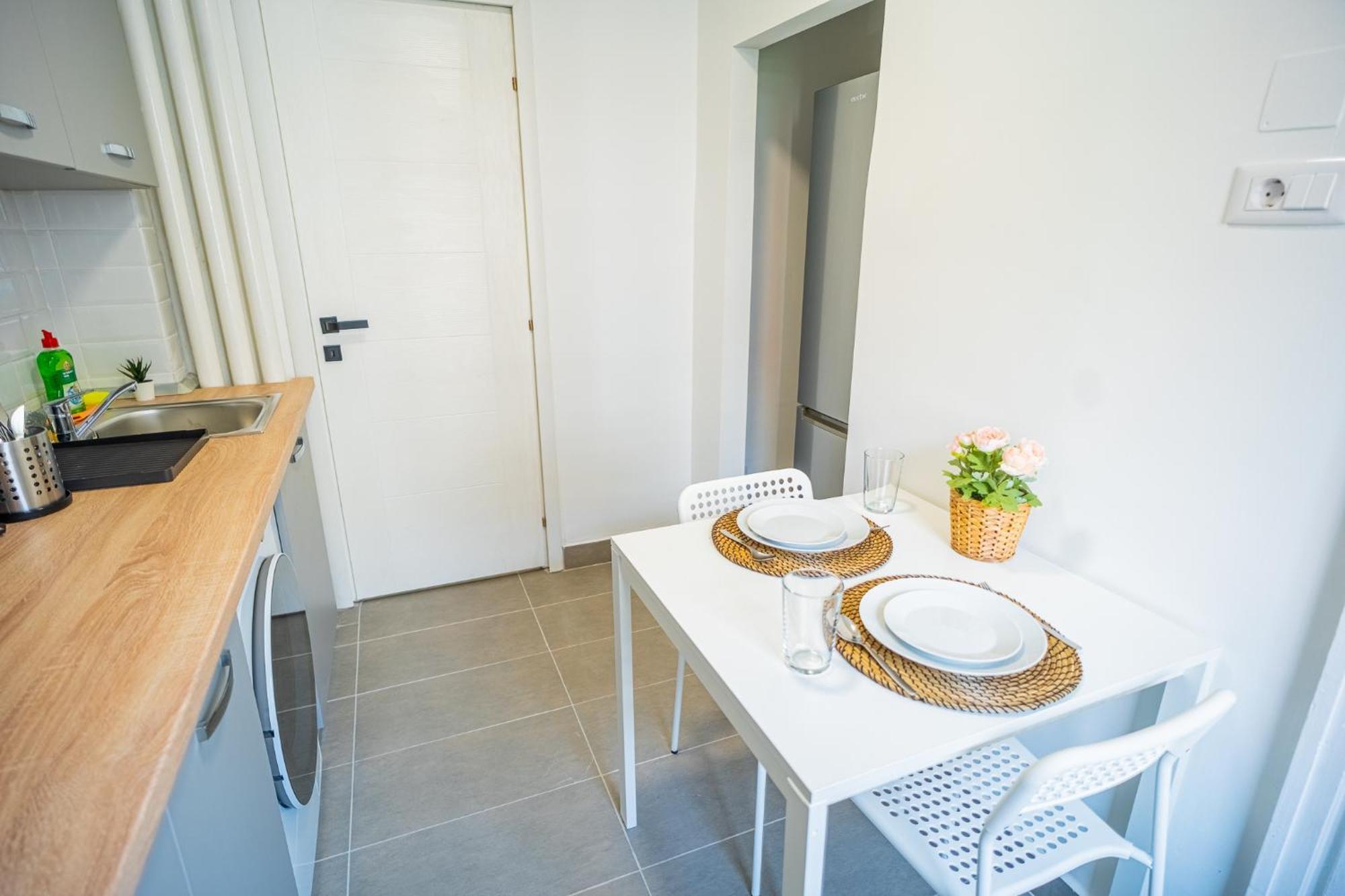 Spacious Newly Renovated 2Br Apartments With Balcony Бухарест Экстерьер фото